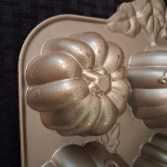 Nordic Ware Pumpkin Patch Pan 12 Muffins Mini Cakes Cupcakes HALLOWEEN FALL USA - Picture 5 of 12